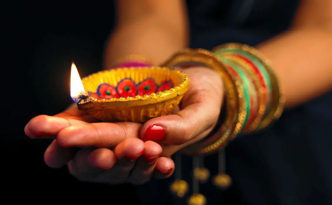 Diwali 2020: पटाखे या दिया जलाते वक्त जल जाएं तो फ़ौरन इन आयुर्वेदिक नुस्खों को अपनाएं