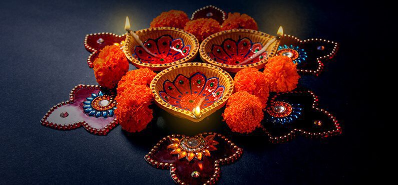 Diwali : वास्तु के अनुसार करें दीवाली की पूजा तो माता लक्ष्मी व भगवान गणेश की विशेष कृपा प्राप्त की जा सकती है.