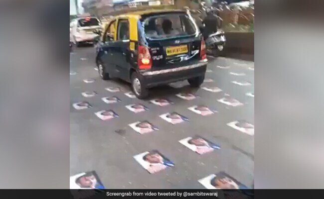फ्रांस के राष्ट्रपति मैक्रों के पोस्टर मुंबई की मोहम्‍मद अली रोड पर चिपके हुए मिले, पुलिस ने हटाए ।