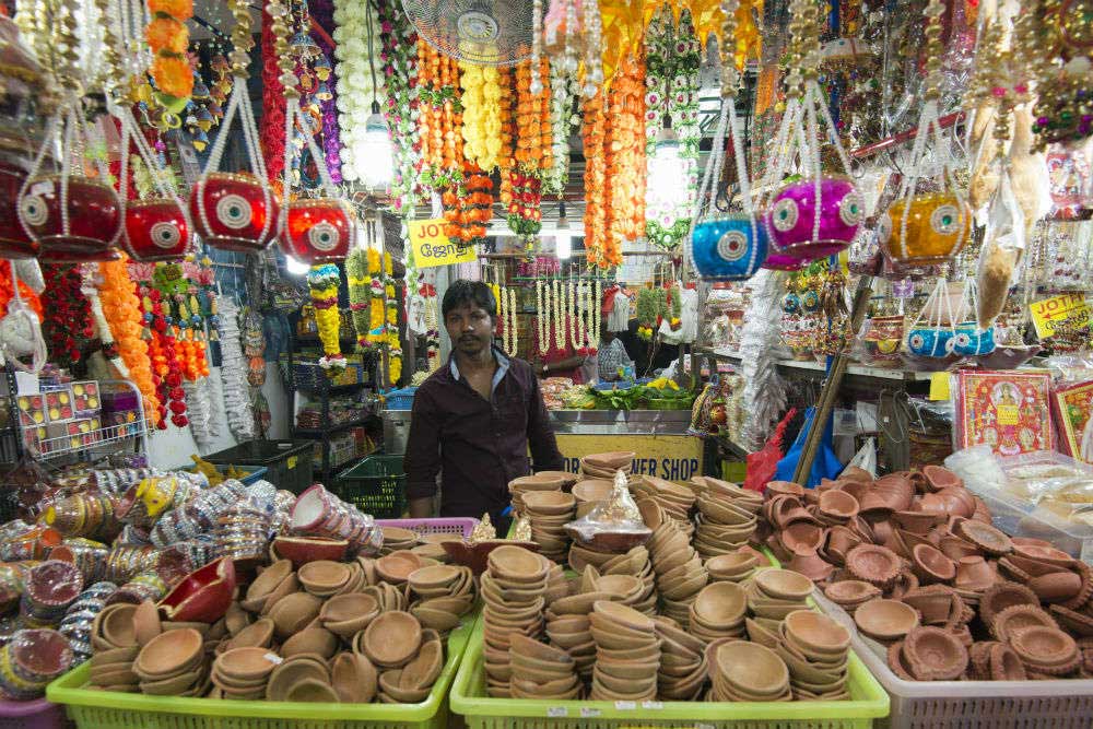 बाजार में प्रकाश पर्व दीपावली के लिए भारत में बनने वाली लाइट और दूसरे सामान, चीनी सामानों का सामना नहीं कर पा रहे हैं