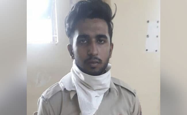 दिल्ली पुलिस का अफसर बनकर मॉस्क न पहनने वालों का काट रहा था फ़र्ज़ी चालान दबोचा गया