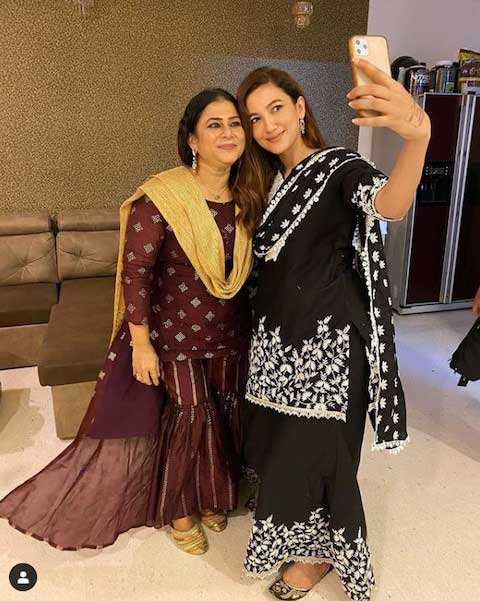 Gauhar's mother-in-law has written a beautiful caption, posting a beautiful picture with Gauhar.
