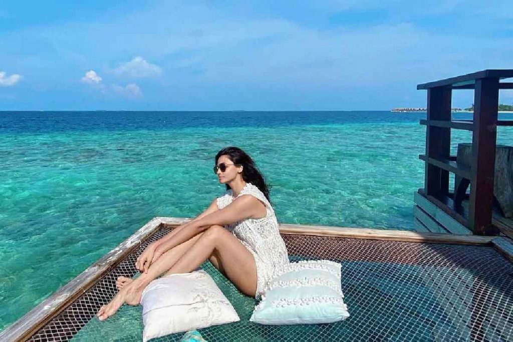 Daisy Shah looked very bold in the sea shore pictures viral on social media