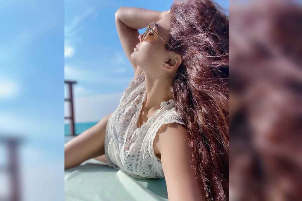 Daisy Shah looked very bold in the sea shore pictures viral on social media
