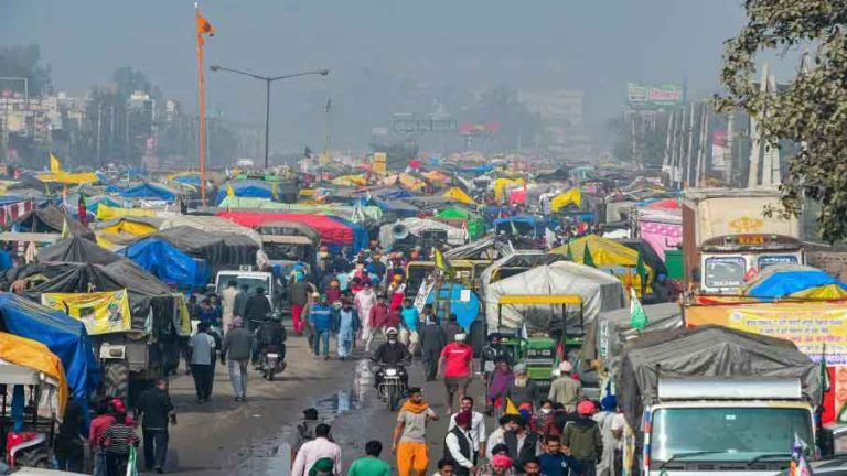 हरियाणा, पंजाब से और किसान पहुंचे, यहां सिंघु बॉर्डर (singhu border) पर संख्या प्रतिदिन बढ़ रही है