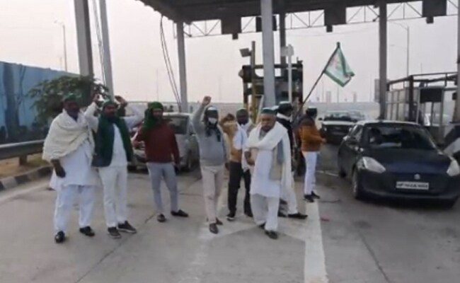 Noida Meerut Hapur Toll Plaza occupied by farmers forced to free police force deployed