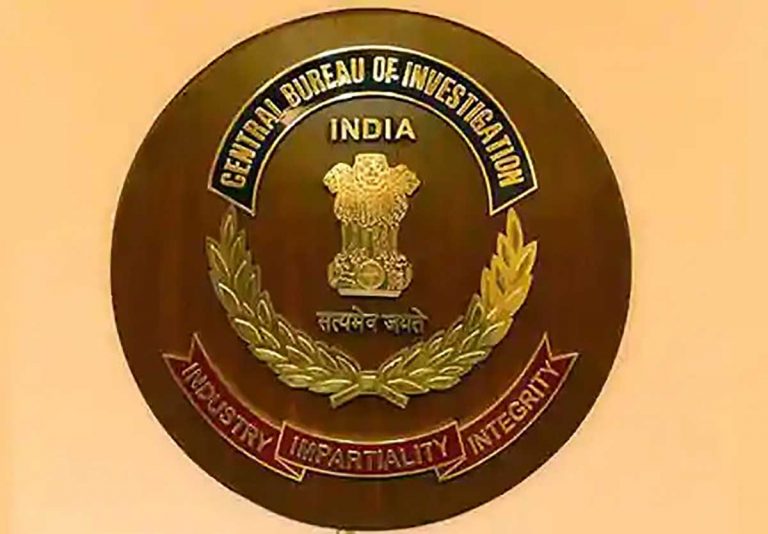 CBI ने करप्शन केस में अपने ही 4 अधिकारियों के खिलाफ दर्ज की FIR