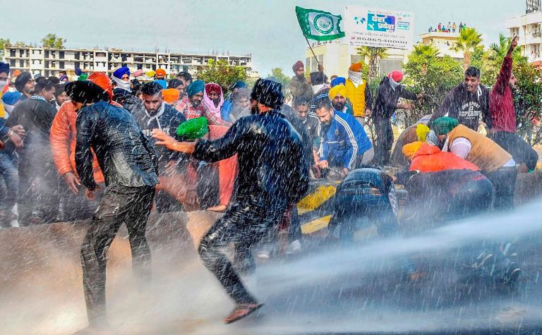 Farmers Protest: किसानों के मार्च को रोकने के लिए हरियाणा पुलिस ने दागे आंसू गैस के गोले, पानी की बौछारें की