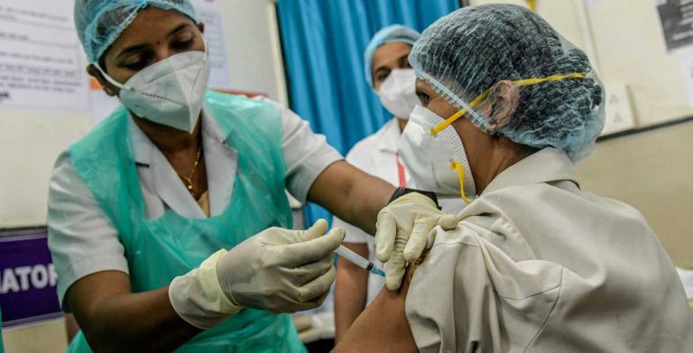 AAP: केंद्र सरकार कोविड-19 वैक्सीन को लेकर आम लोगों में भरोसा बढ़ाए