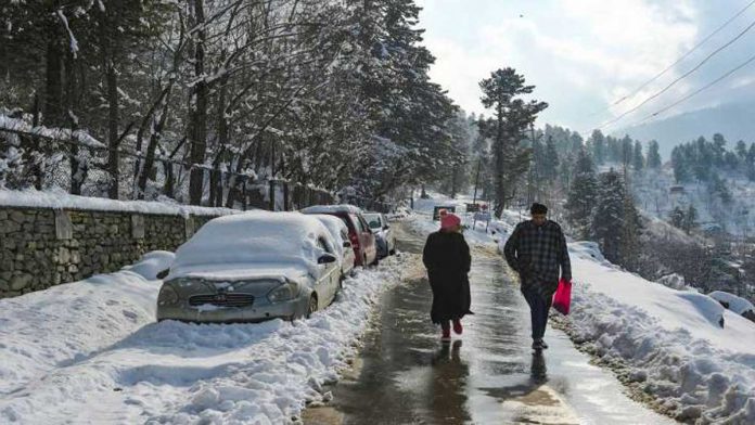 Heavy snowfall highway and air connectivity cut off in Srinagar Kashmir valley