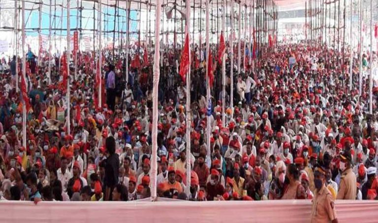 Farmers Protest: किसानों का ऐलान, अडानी और अंबानी के सभी उत्पादों का बहिष्कार करेंगे