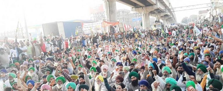 Farmers Protest: किसानों ने लोहड़ी पर्व पर नये कानूनों की प्रतियां जलाकर अपना विरोध जताया।