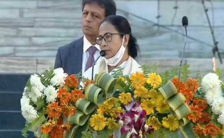 नेताजी के समारोह में पीएम की मौजूदगी में Mamata Banerjee ने कहा बुलाने के बाद अपमान मत कीजिए।