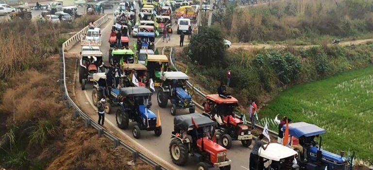 Supreme Court: किसानों की ट्रैक्टर रैली के खिलाफ अर्ज़ी पर कल सुनवाई
