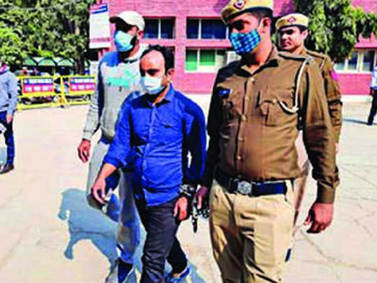 A rogue who robbed worth lakhs of jewellery from a jewellery shop was arrested