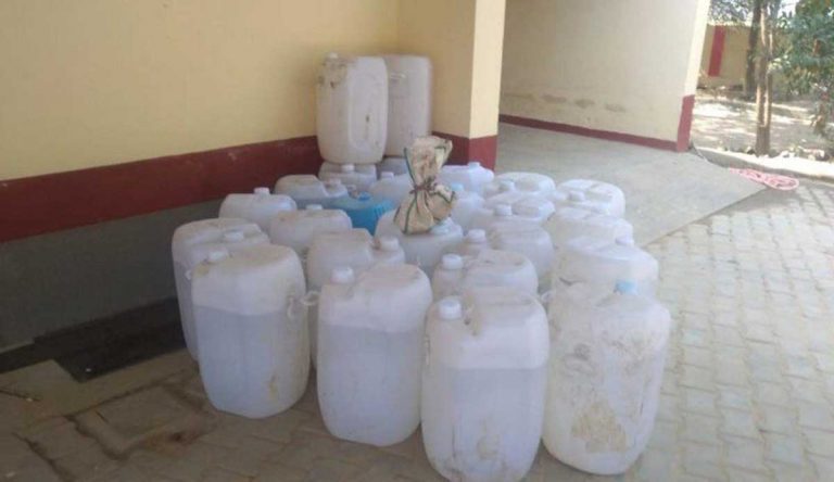 UP के भदोही में पुलिस ने छापा मार लाखों की नकली शराब बरामद की