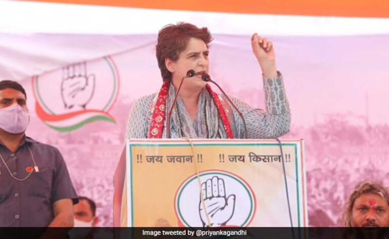 रेप पीड़िता की मां की नारेबाजी के बाद Priyanka Gandhi Vadra ने बीच में रोका अपना भाषण।