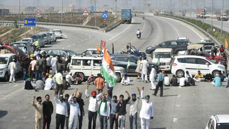 Bharat Bandh: किसानों ने राजमार्गों को अवरुद्ध किया, पंजाब और हरियाणा में सड़कें, रेल सेवाएं प्रभावित