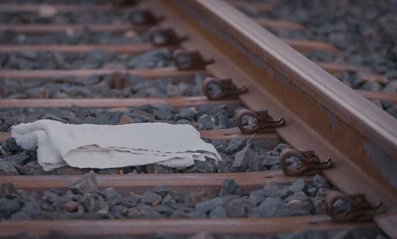 Maharashtra News: Police trace the family of a train accident victim with a tattoo in Dombivli