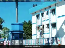COVID-19 patients run after oxygen leak in Bengal hospital