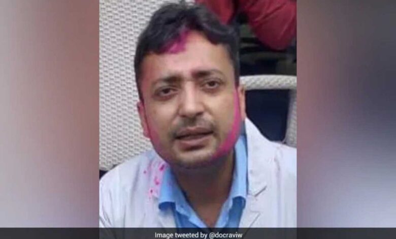 Delhi News Doctor working in hospital's Covid ward commits suicide