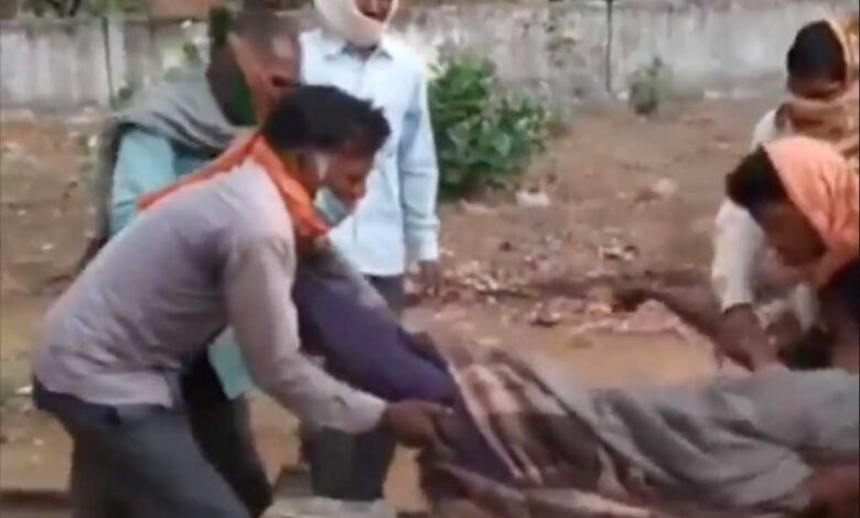 In madhya-pradesh man walks with daughters body on cot for 35 km