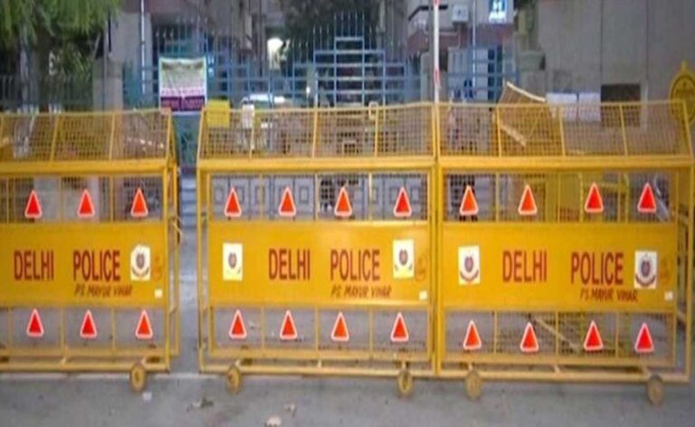 नागरिक सुरक्षा स्वयंसेवी, Delhi Police की वर्दी में कोविड उल्लंघनों के चालान करता गिरफ्तार