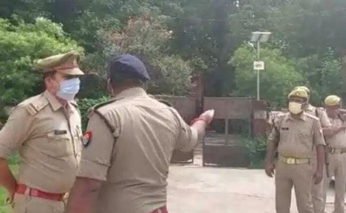 Criminals surround police jeep in UP Wanted Criminal absconding