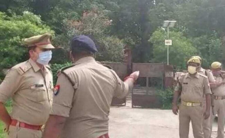 उत्तर प्रदेश में अपराधियों ने पुलिस जीप को घेरा, Wanted Criminal फरार