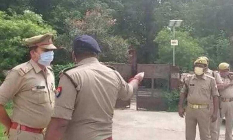 Criminals surround police jeep in UP Wanted Criminal absconding
