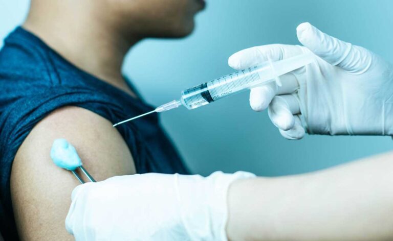 दिल्ली, नोएडा, गुड़गांव निवासी Covid Vaccination के लिए आगरा, मेरठ जा रहे: रिपोर्ट