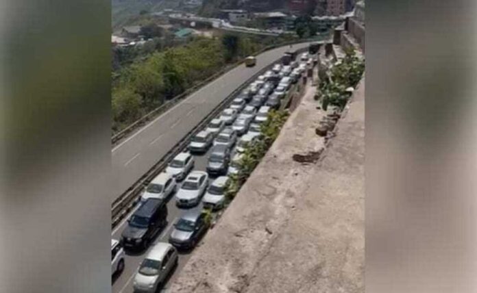 Hundreds of cars queue to enter Himachal