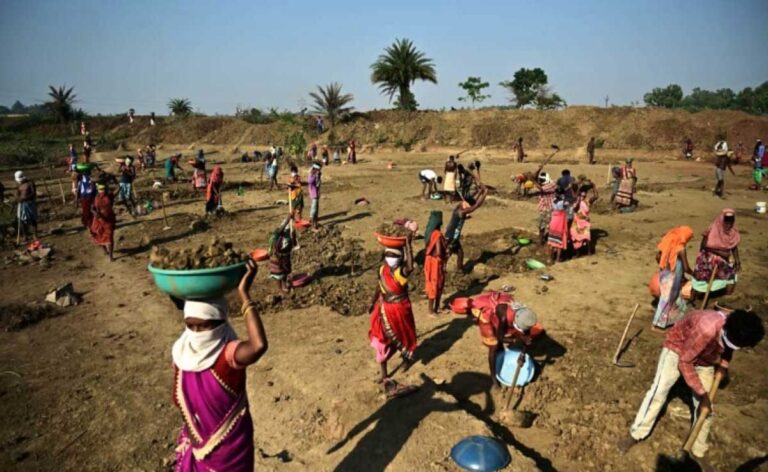 गुजरात सरकार ने MGNREGA योजना को  COVID-19 महामारी के दौरान मजदूरों के लिए ‘जीवनरक्षक’ कहा।