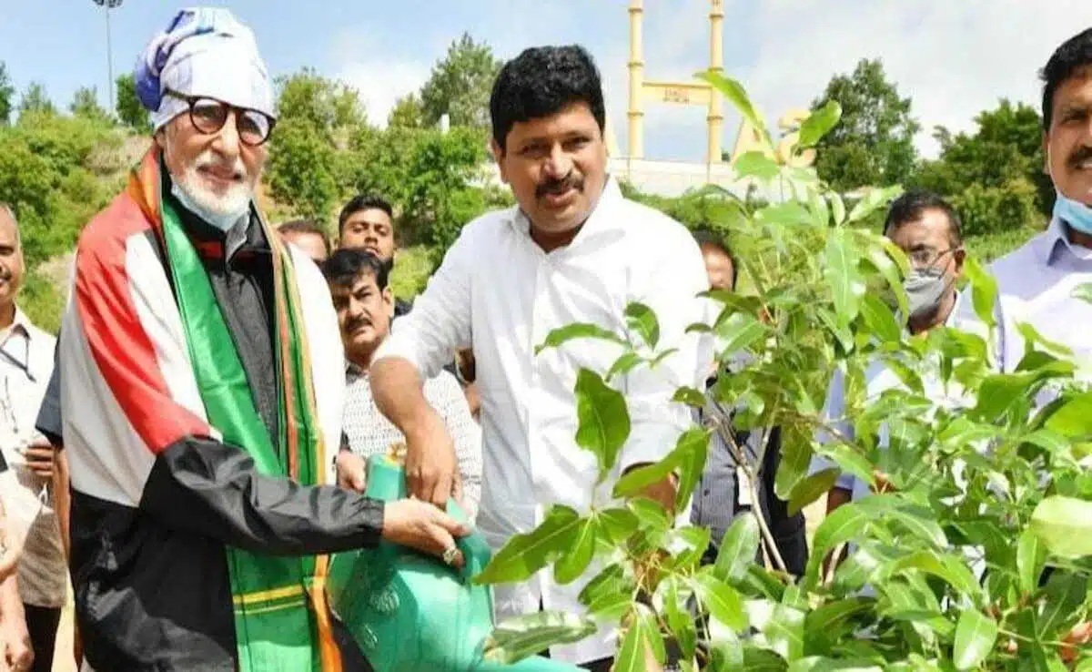 अमिताभ बच्चन Green India Challenge के पौधारोपण में शामिल हुए