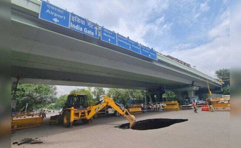 दक्षिणी दिल्ली में IIT Flyover के नीचे सड़क का बड़ा हिस्सा धँसा, यातायात ठप