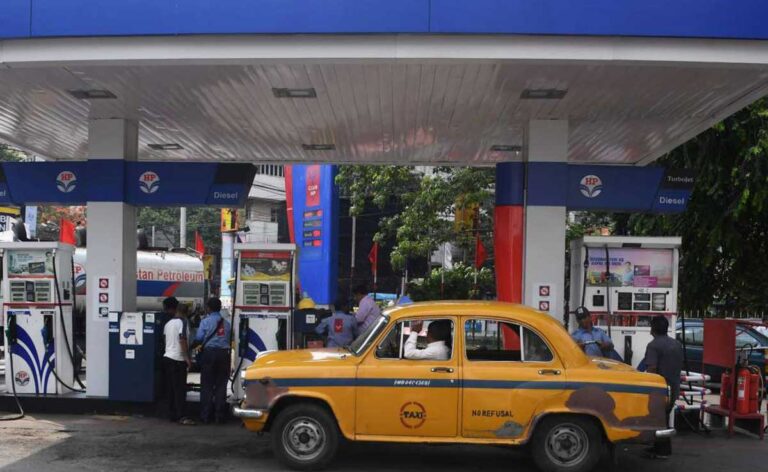 कोलकाता में Petrol की कीमत 100 रुपये के पार जाने पर तृणमूल ने पीएम मोदी पर निशाना साधा