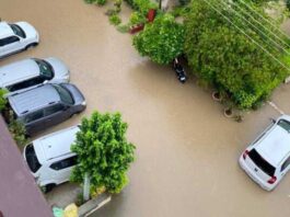 Cars floating in Gurgaon due to water logging collide with each other