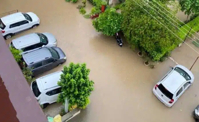 Cars floating in Gurgaon due to water logging collide with each other