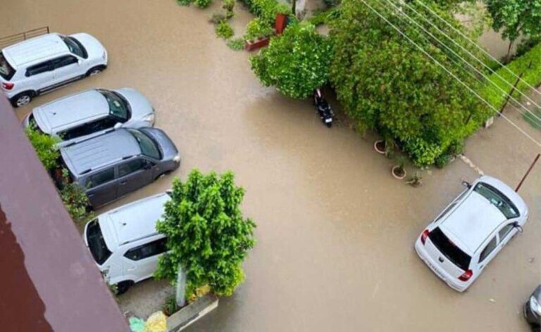 Water Logging से गुड़गांव में तैरती कारें, एक-दूसरे से टकराती