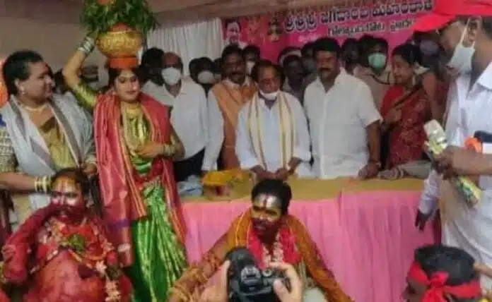 Telangana ministers lead 'No Mask' 'No Social Distancing' at Bonalu Festival