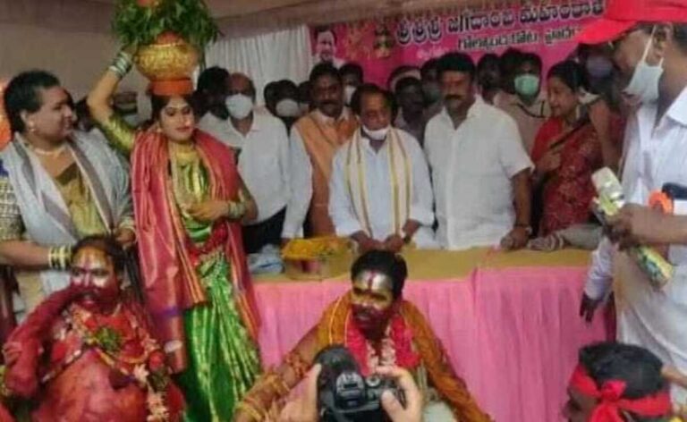 Bonalu Festival में तेलंगाना के मंत्रियों ने ‘नो मास्क’ ‘नो सोशल डिस्टेंसिंग’ का नेतृत्व किया