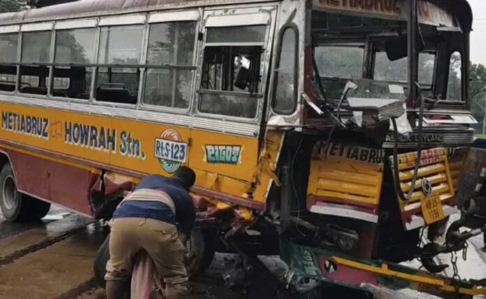 Soldier killed, many injured after bus collides with wall of Fort William in Kolkata