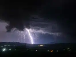 Death of selfie takers due to lightning in Jaipur, 41 deaths in UP