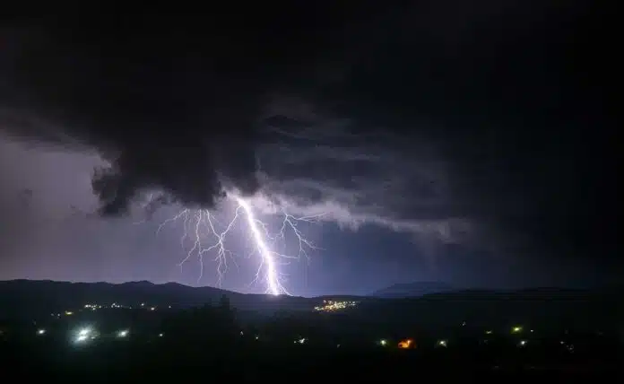 Death of selfie takers due to lightning in Jaipur, 41 deaths in UP