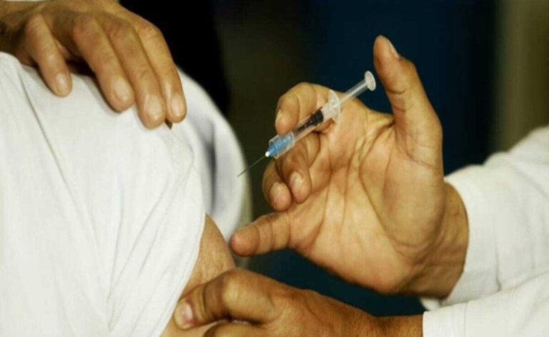 COVID Vaccine लेने वालों में 0.05 से कम का टेस्ट सकारात्मक पाया गया