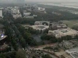 A separate farmers protest in Noida: Facing Hundreds of policemen