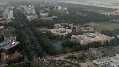 A separate farmers protest in Noida: Facing Hundreds of policemen
