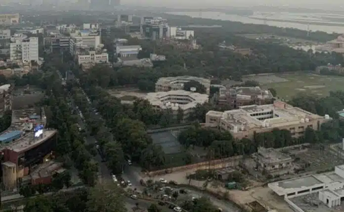 A separate farmers protest in Noida: Facing Hundreds of policemen