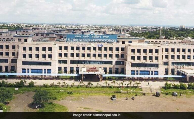 AIIMS Bhopal के उप निदेशक एक लाख रुपये रिश्वत लेते गिरफ्तार: सीबीआई