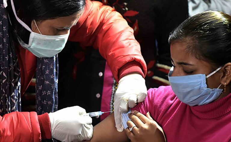 भारत में अब तक 81.85 करोड़ से अधिक COVID Vaccine खुराक प्रशासित